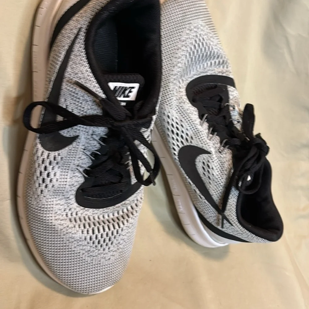 NIKE FREE RN athletic shoes gray with black details - Picture 5 of 8